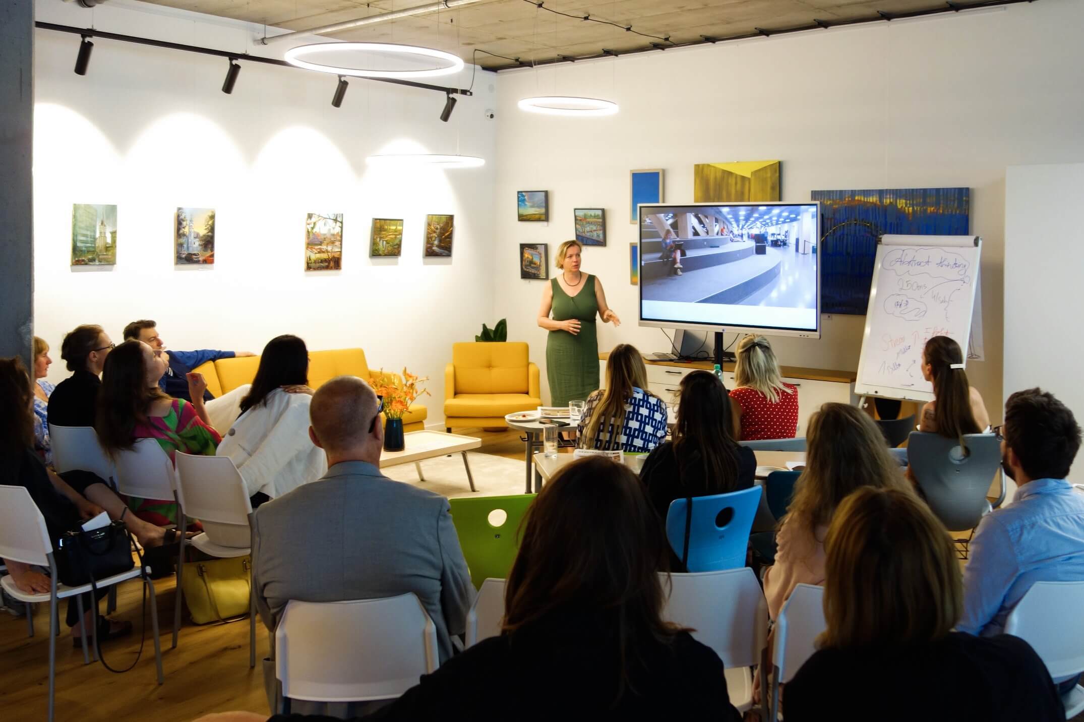 Seminář Prostory pro vzdělávání v Bratislavě Přednášející na semináři na téma Prostory pro vzdělávání uspořádaném společností MY DVA.