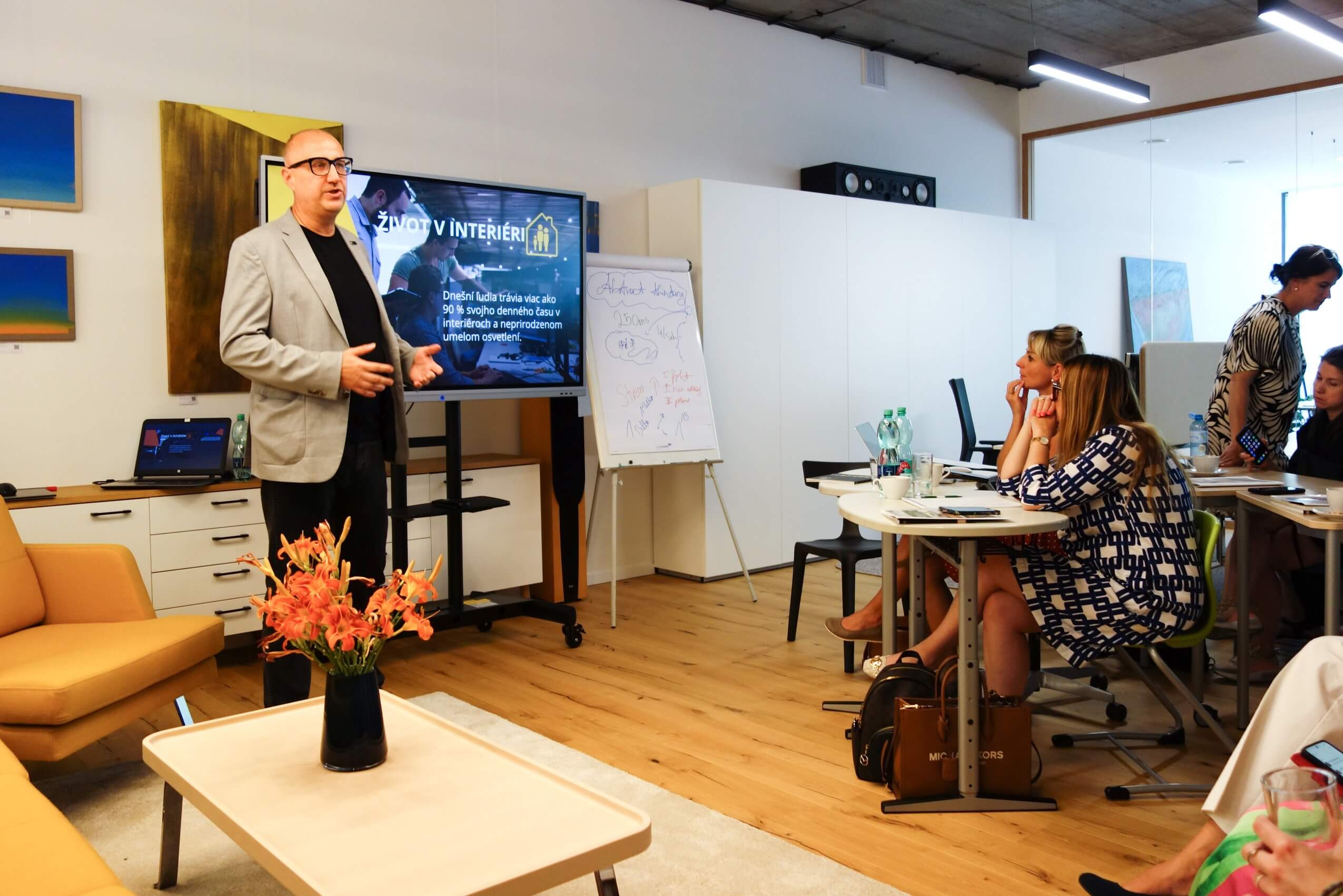 Seminář Prostory pro vzdělávání v Bratislavě Přednášející na semináři na téma Prostory pro vzdělávání uspořádaném společností MY DVA.