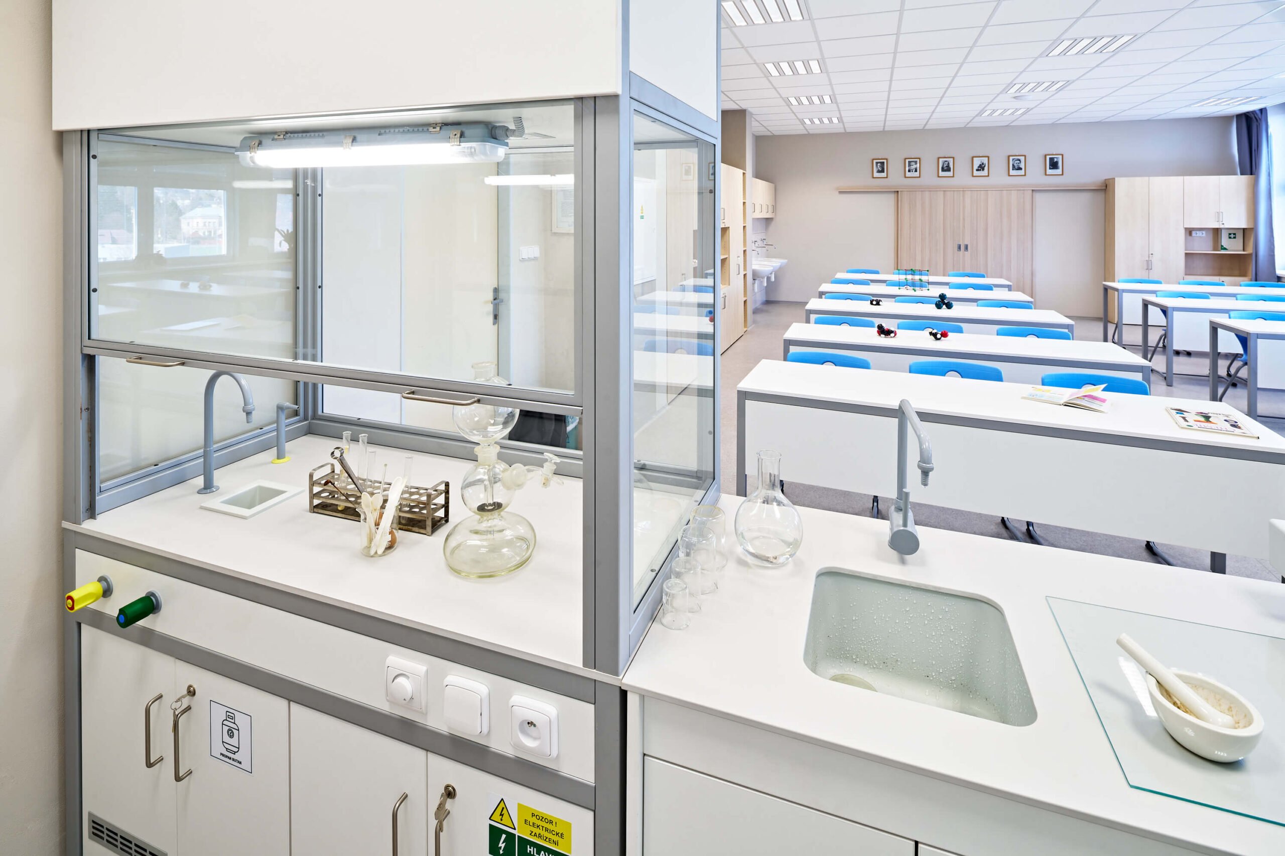 Nová chemická učebňa a laboratórium Chemická učebna ZŠ Varnsdorf od MY DVA holding - pohled na digestoř