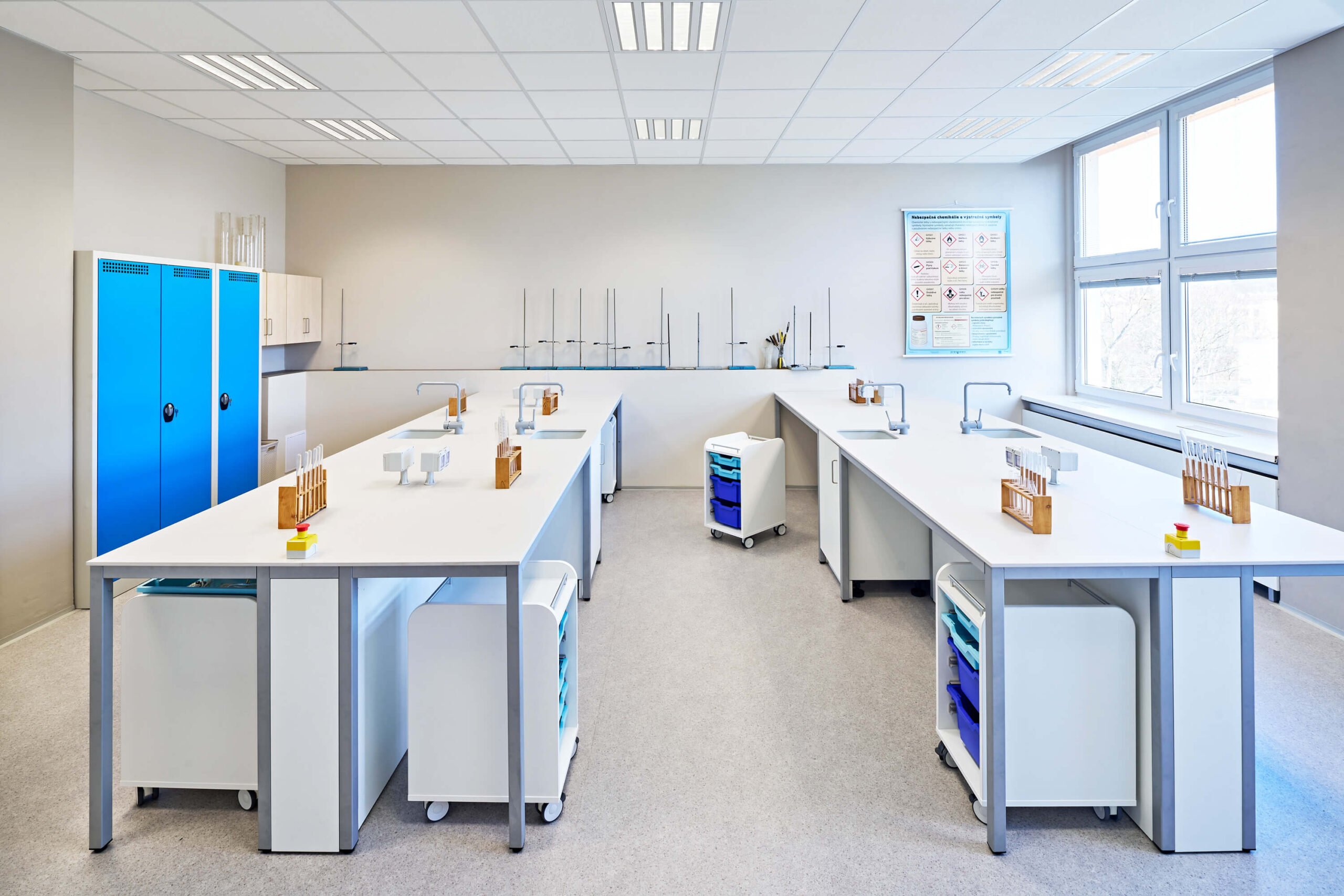 Nová chemická učebňa a laboratórium Chemická laboratoř ZŠ Varnsdorf od MY DVA holding - s mobilními kontejnery