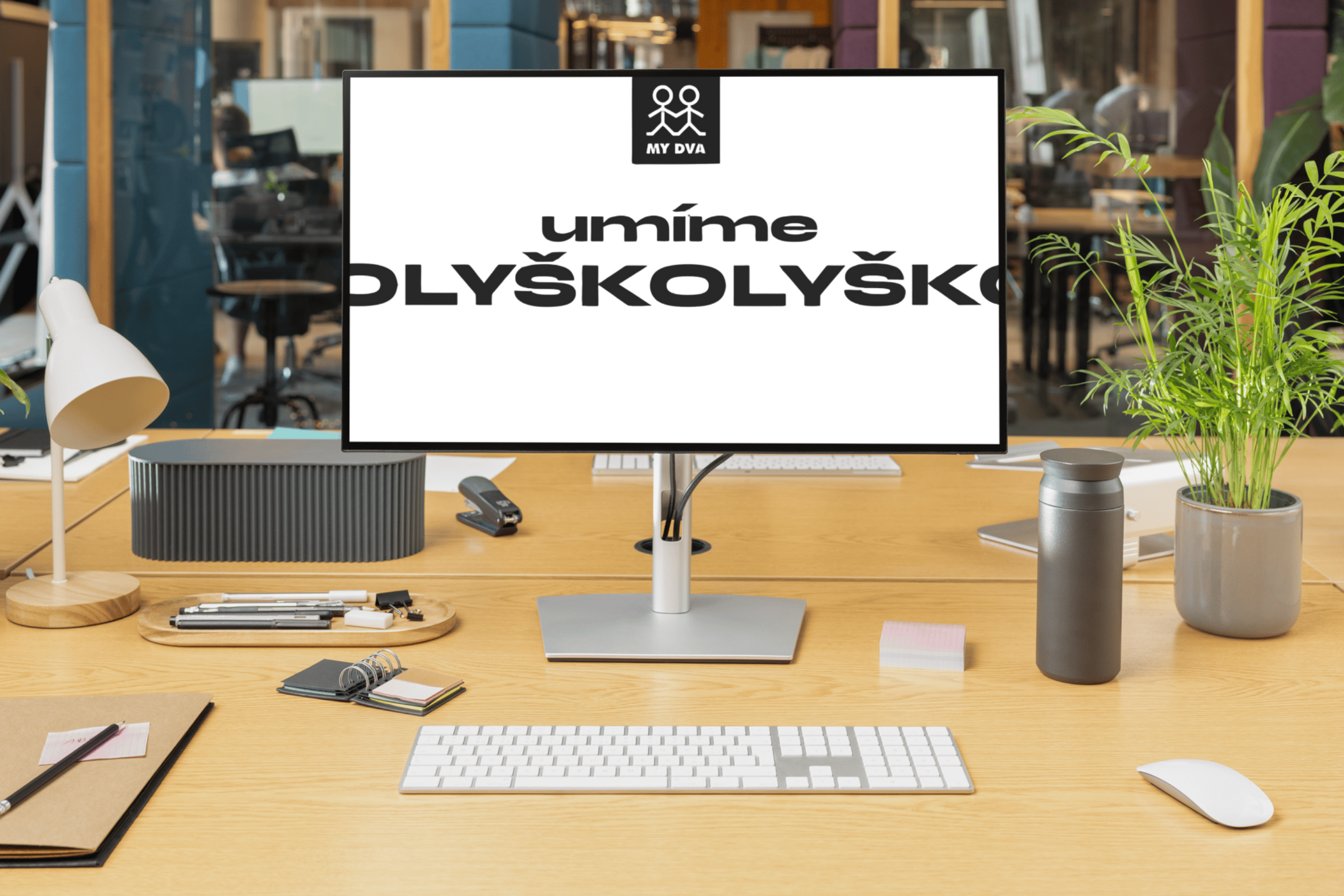 Nový katalog školních interiérů MY DVA fotografie počítače na stole s titulní stranou nového katalogu školních interiérů MY DVA