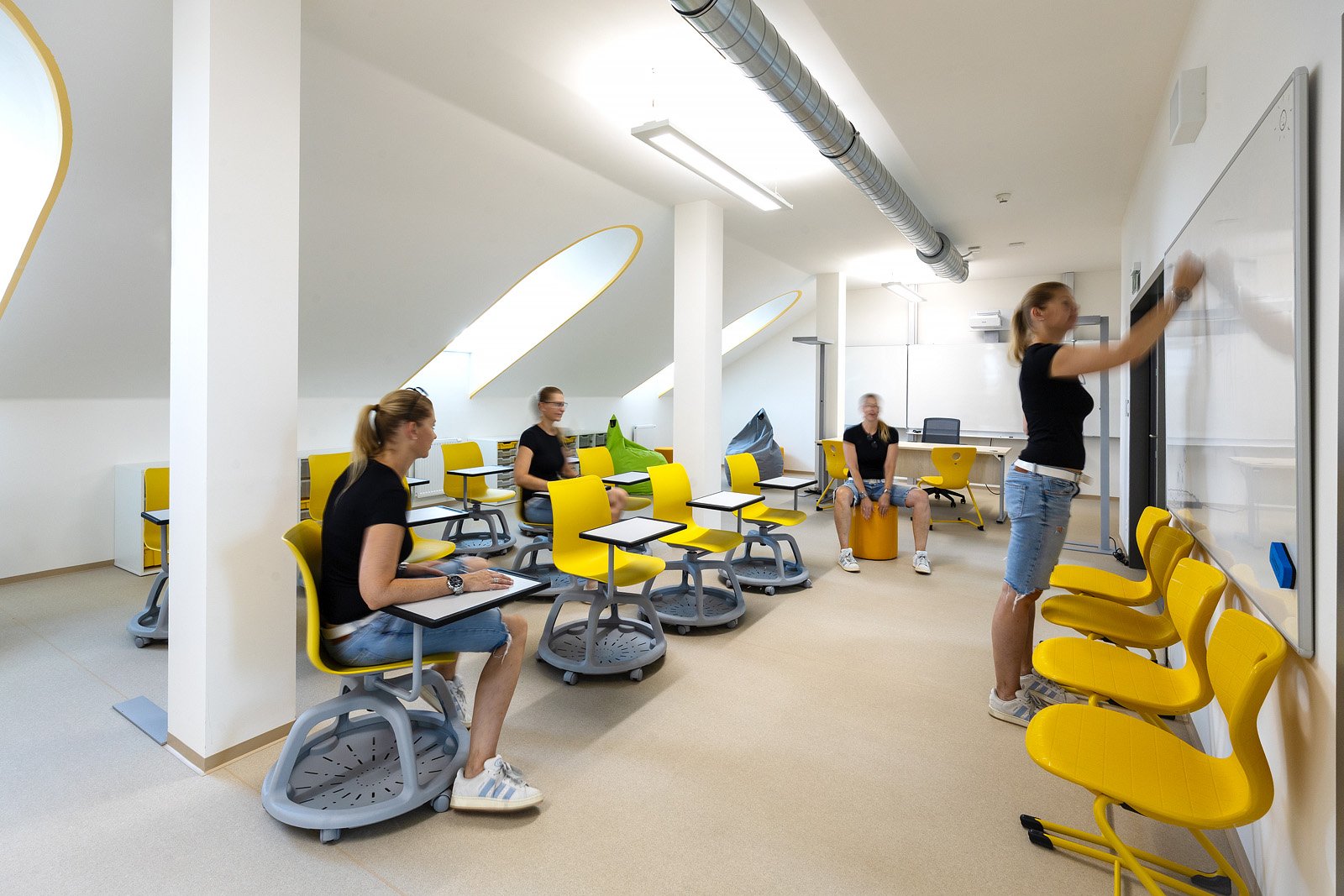 Nové interiéry pro Střední průmyslovou školu chemickou a gymnázium Brno SPŠ chemická a gymnázium Brno – moderní učebny, kabinety a další prostory pro studenty i pedagogy od MY DVA