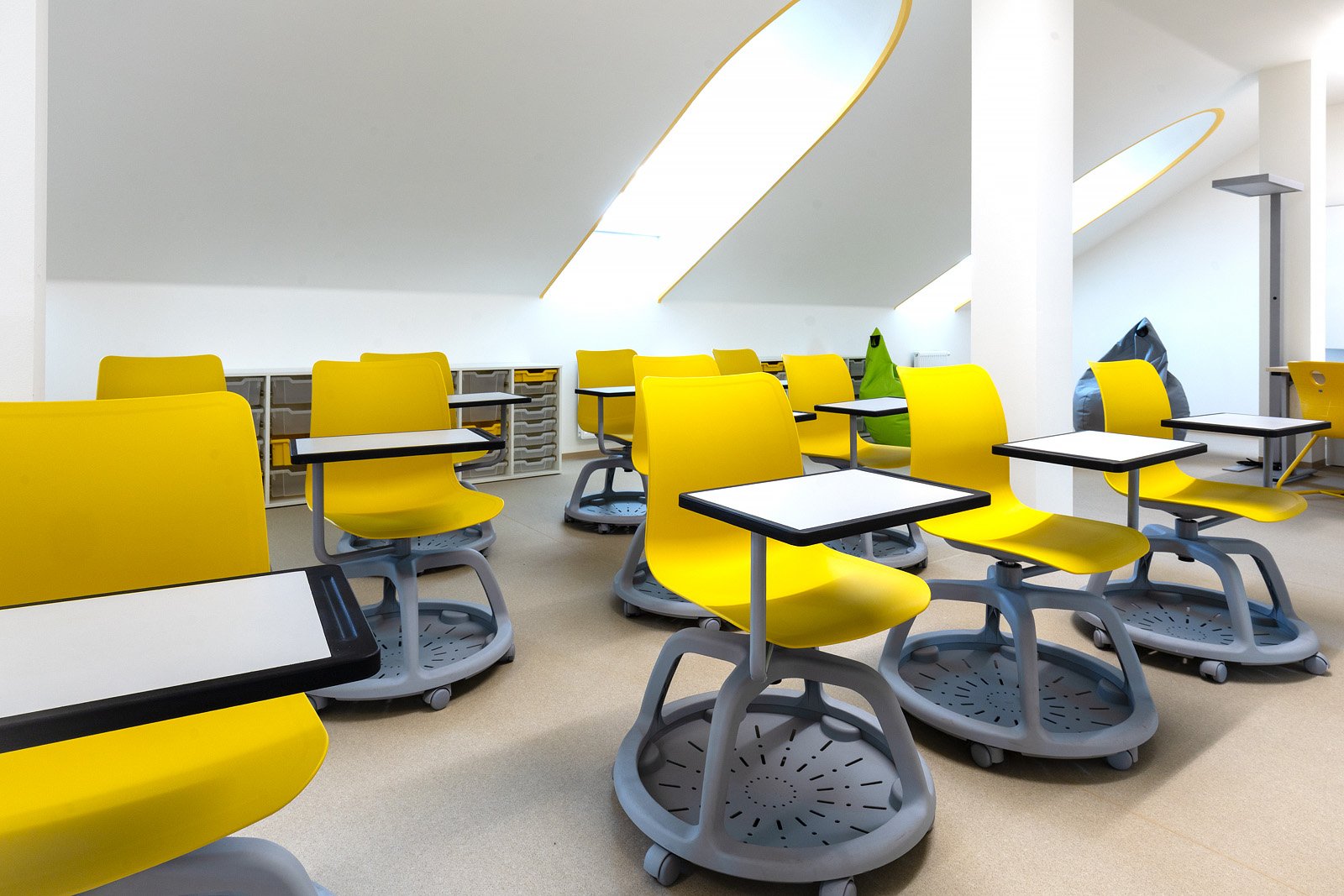 Nové interiéry pro Střední průmyslovou školu chemickou a gymnázium Brno SPŠ chemická a gymnázium Brno – moderní učebny, kabinety a další prostory pro studenty i pedagogy od MY DVA