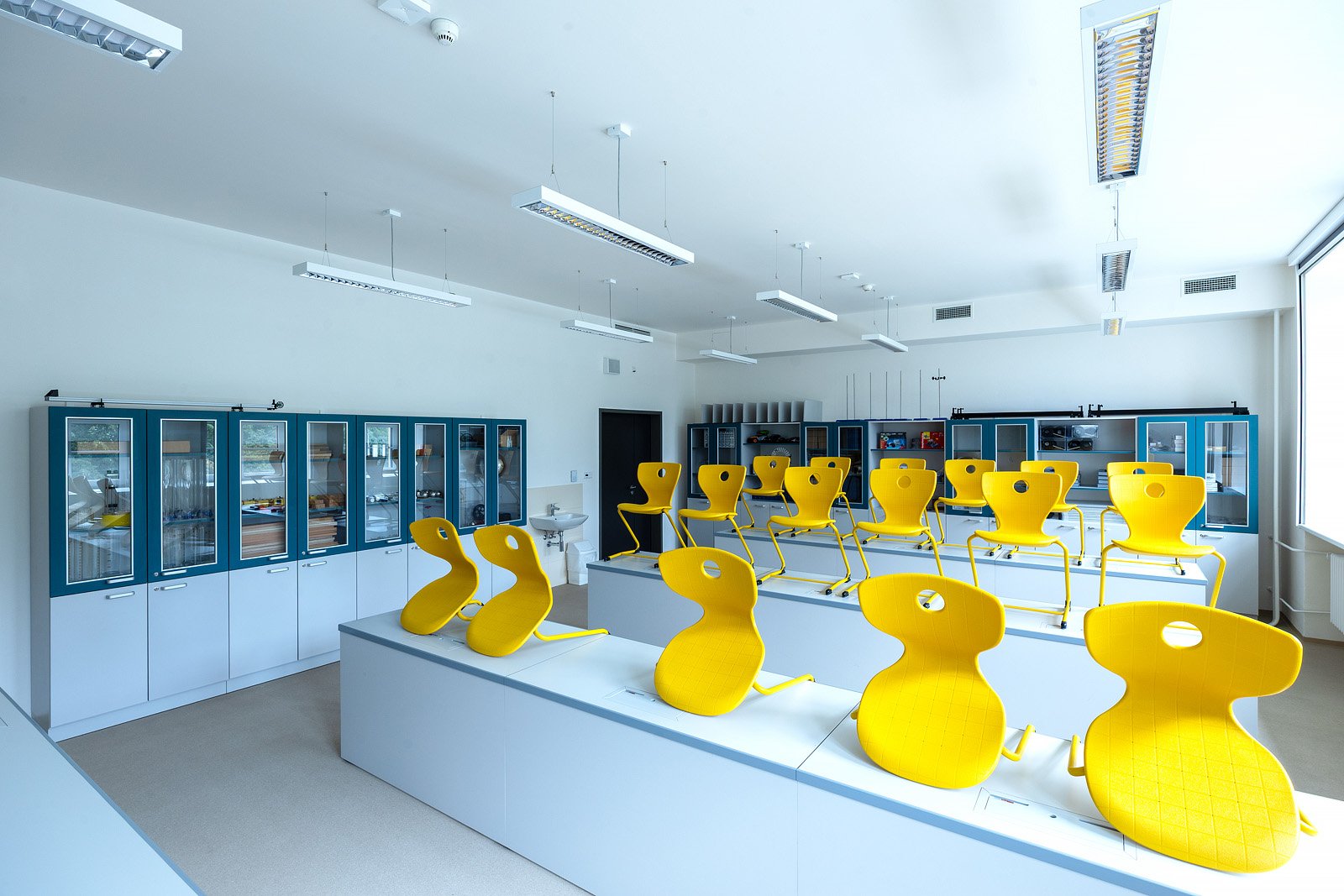 Nové interiéry pro Střední průmyslovou školu chemickou a gymnázium Brno SPŠ chemická a gymnázium Brno – moderní učebny, kabinety a další prostory pro studenty i pedagogy od MY DVA