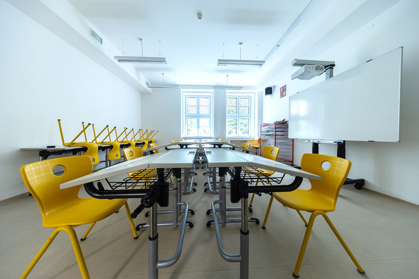 Nové interiéry pro Střední průmyslovou školu chemickou a gymnázium Brno SPŠ chemická a gymnázium Brno – moderní učebny, kabinety a další prostory pro studenty i pedagogy od MY DVA